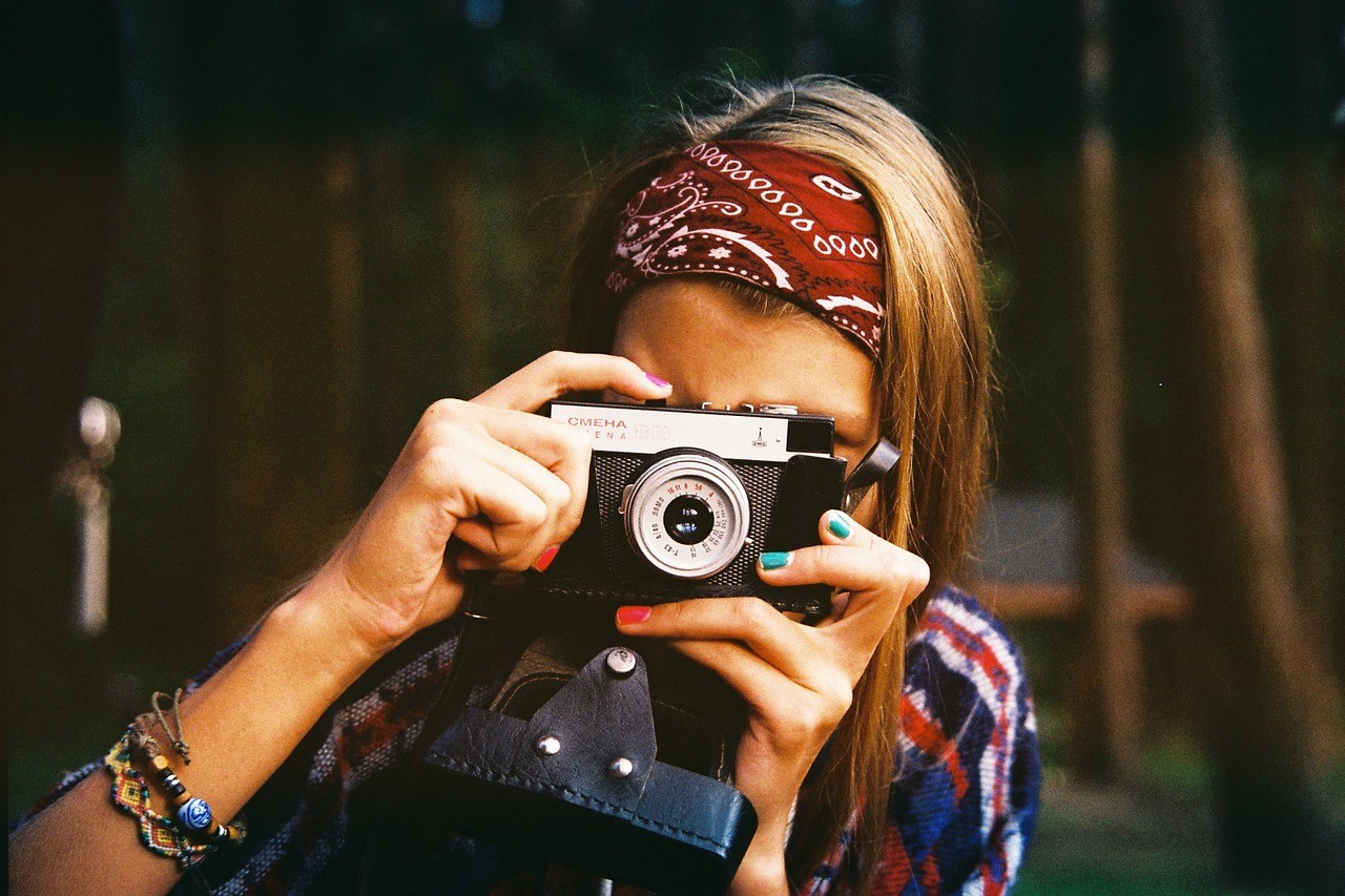 estudiante de fotografía digital haciendo foto mirando a cámara